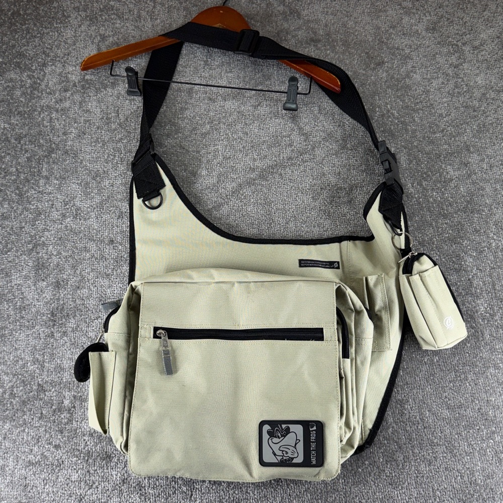 Compack Team Shoulder Messenger Bag Cream Watch The Frog Warner Bros Collectible